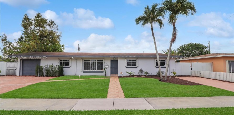 House in Miami, Florida 4 bedrooms, 191.47 sq.m. № 2012261