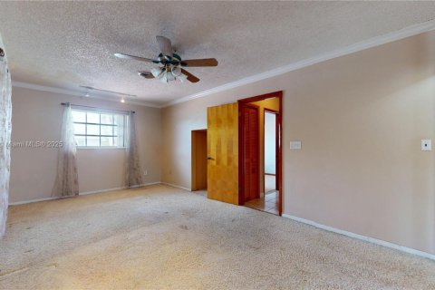 House in Miami, Florida 4 bedrooms, 191.47 sq.m. № 2012261 - photo 23