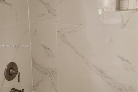 Condo in Pembroke Pines, Florida, 2 bedrooms  № 2031729 - photo 15