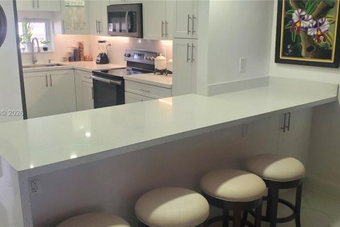 Condo in Pembroke Pines, Florida, 2 bedrooms  № 2031729 - photo 1
