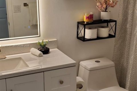 Condo in Pembroke Pines, Florida, 2 bedrooms  № 2031729 - photo 14