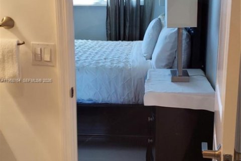 Condo in Pembroke Pines, Florida, 2 bedrooms  № 2031729 - photo 9