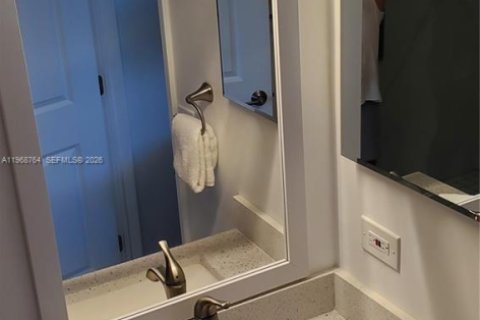 Condo in Pembroke Pines, Florida, 2 bedrooms  № 2031729 - photo 8