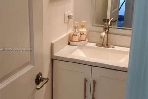 Condo in Pembroke Pines, Florida, 2 bedrooms  № 2031729 - photo 13