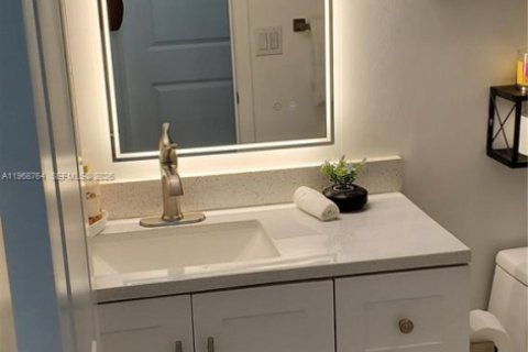Condo in Pembroke Pines, Florida, 2 bedrooms  № 2031729 - photo 12