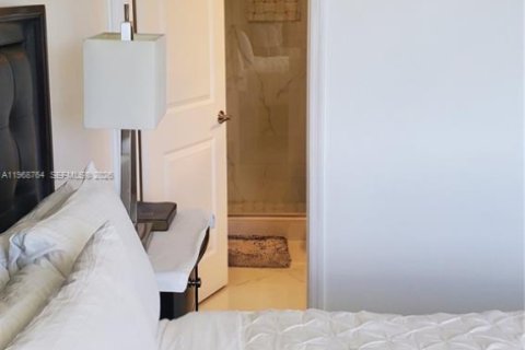 Condo in Pembroke Pines, Florida, 2 bedrooms  № 2031729 - photo 5