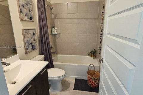 Condo in Doral, Florida, 3 bedrooms  № 1957689 - photo 21