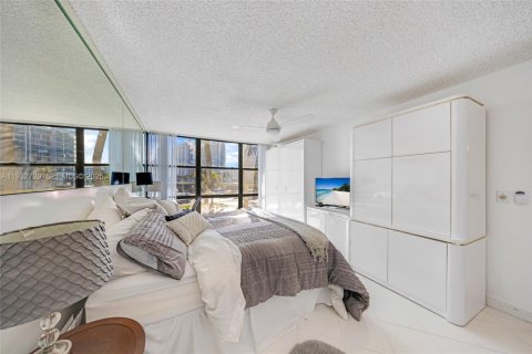 Снять в аренду кондоминиум в Халландейл-Бич, Флорида 2 спальни, 132.85м2, № 1991598 - фото 19