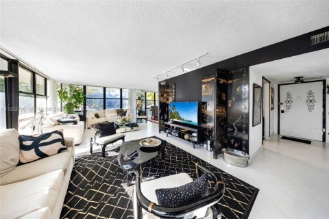 Снять в аренду кондоминиум в Халландейл-Бич, Флорида 2 спальни, 132.85м2, № 1991598 - фото 3