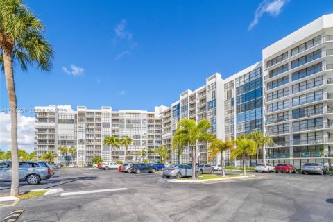 Снять в аренду кондоминиум в Халландейл-Бич, Флорида 2 спальни, 132.85м2, № 1991598 - фото 27