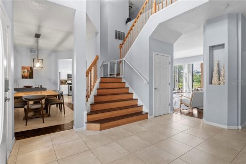 House in Orlando, Florida 5 bedrooms, 347.36 sq.m. № 2100031 - photo 5