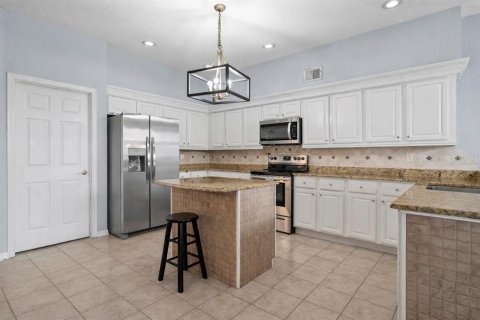 House in Orlando, Florida 5 bedrooms, 347.36 sq.m. № 2100031 - photo 11