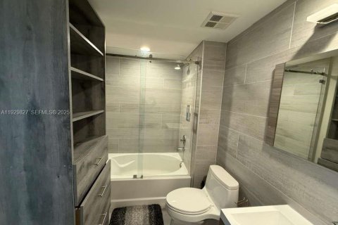 Condominio en alquiler en Miami, Florida, 1 dormitorio, 78.6 m2 № 1988625 - foto 8