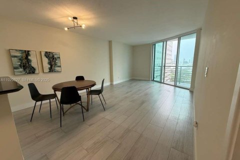 Condominio en alquiler en Miami, Florida, 1 dormitorio, 78.6 m2 № 1988625 - foto 3