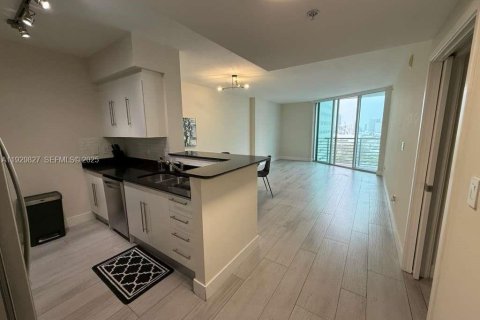 Condominio en alquiler en Miami, Florida, 1 dormitorio, 78.6 m2 № 1988625 - foto 2