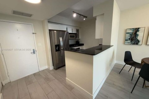 Condominio en alquiler en Miami, Florida, 1 dormitorio, 78.6 m2 № 1988625 - foto 5