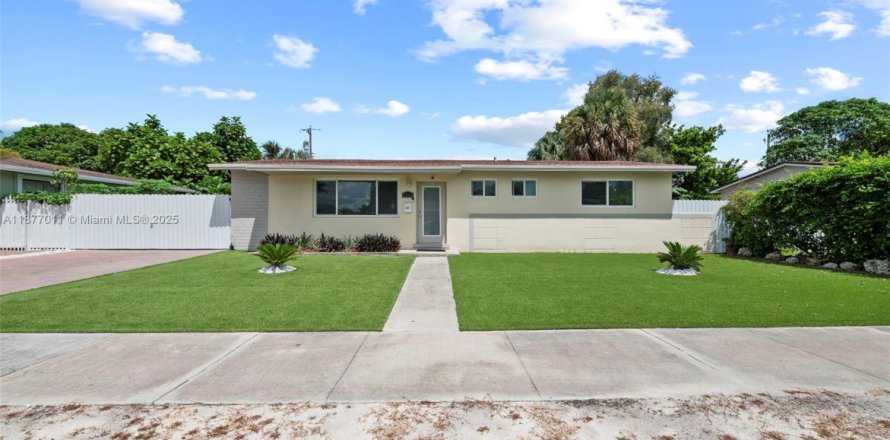 Casa en Miami Gardens, Florida 3 dormitorios, 109.16 m2 № 1896166