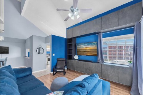 Condo in Saint Petersburg, Florida, 2 bedrooms № 2211901 - photo 5