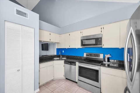 Condo in Saint Petersburg, Florida, 2 bedrooms № 2211901 - photo 11