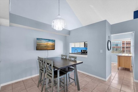 Condo in Saint Petersburg, Florida, 2 bedrooms № 2211901 - photo 13