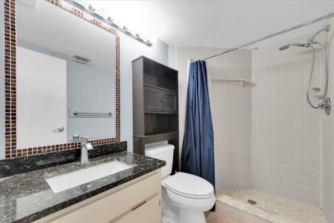 Condo in Saint Petersburg, Florida, 2 bedrooms № 2211901 - photo 29
