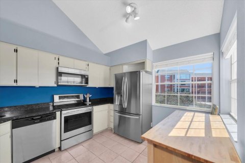 Condo in Saint Petersburg, Florida, 2 bedrooms № 2211901 - photo 8