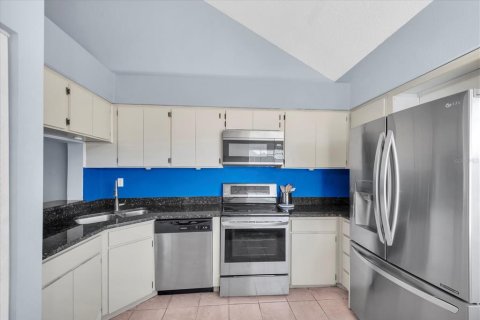 Condo in Saint Petersburg, Florida, 2 bedrooms № 2211901 - photo 9