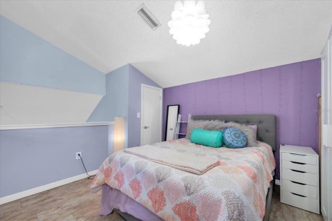 Condo in Saint Petersburg, Florida, 2 bedrooms № 2211901 - photo 25