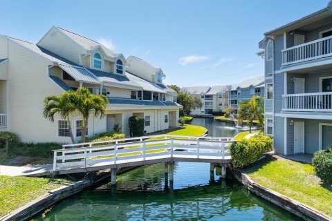 Condo in Saint Petersburg, Florida, 2 bedrooms № 2211901 - photo 2