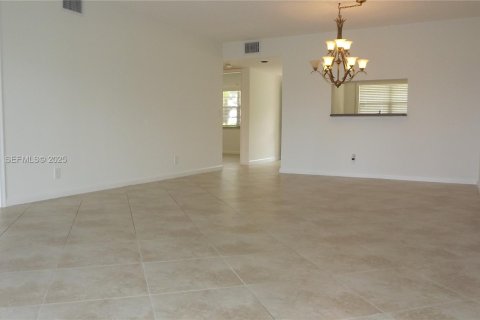 Condominio en venta en Pembroke Pines, Florida, 2 dormitorios, 110.74 m2 № 1982725 - foto 1
