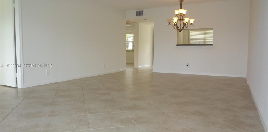 Condominio en Pembroke Pines, Florida, 2 dormitorios  № 1982725