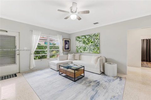 Apartamento en alquiler en Miami, Florida, 2 dormitorios, 200.67 m2 № 1950939 - foto 3
