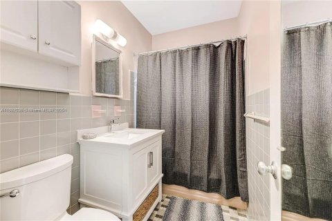 Apartamento en alquiler en Miami, Florida, 2 dormitorios, 200.67 m2 № 1950939 - foto 4