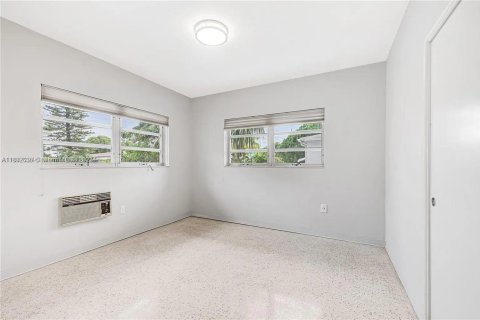 Apartamento en alquiler en Miami, Florida, 2 dormitorios, 200.67 m2 № 1950939 - foto 2