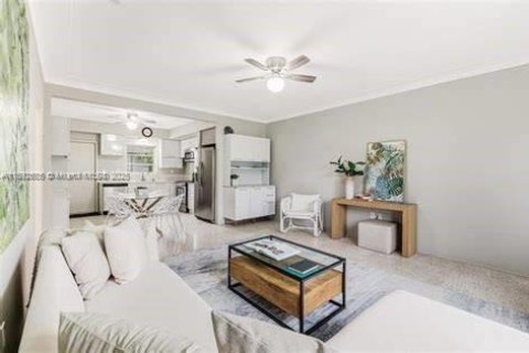Apartamento en alquiler en Miami, Florida, 2 dormitorios, 200.67 m2 № 1950939 - foto 1