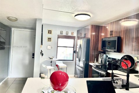 Condo in Pembroke Pines, Florida, 2 bedrooms  № 2052971 - photo 3