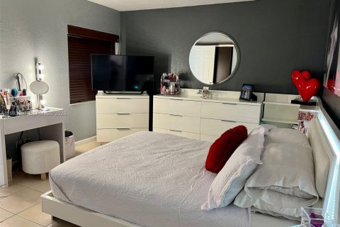 Condo in Pembroke Pines, Florida, 2 bedrooms  № 2052971 - photo 10