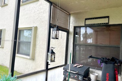 Condo in Pembroke Pines, Florida, 2 bedrooms  № 2052971 - photo 16