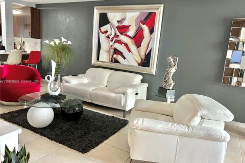 Condo in Pembroke Pines, Florida, 2 bedrooms  № 2052971 - photo 6