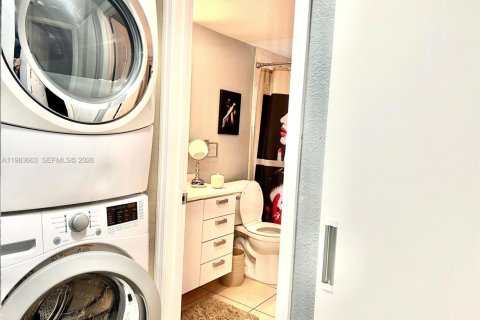 Condo in Pembroke Pines, Florida, 2 bedrooms  № 2052971 - photo 15