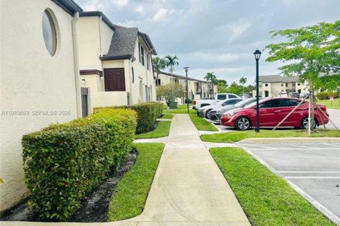 Condo in Pembroke Pines, Florida, 2 bedrooms  № 2052971 - photo 19