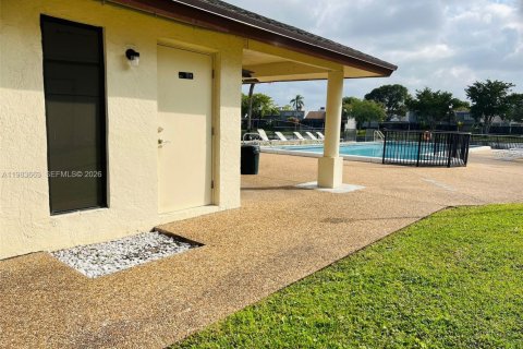 Condo in Pembroke Pines, Florida, 2 bedrooms  № 2052971 - photo 18