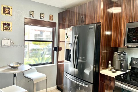 Condo in Pembroke Pines, Florida, 2 bedrooms  № 2052971 - photo 2