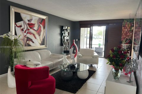 Condo in Pembroke Pines, Florida, 2 bedrooms  № 2052971 - photo 5