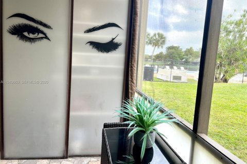 Condo in Pembroke Pines, Florida, 2 bedrooms  № 2052971 - photo 17
