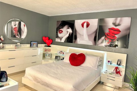 Condo in Pembroke Pines, Florida, 2 bedrooms  № 2052971 - photo 9