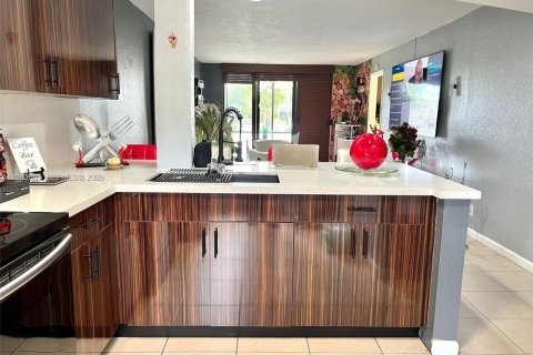 Condo in Pembroke Pines, Florida, 2 bedrooms  № 2052971 - photo 4