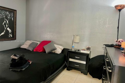 Condo in Pembroke Pines, Florida, 2 bedrooms  № 2052971 - photo 13