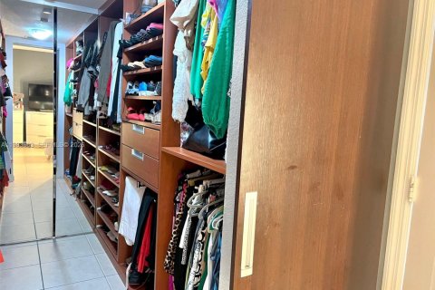 Condo in Pembroke Pines, Florida, 2 bedrooms  № 2052971 - photo 12