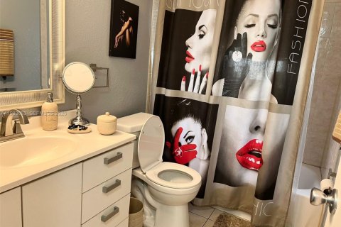 Condo in Pembroke Pines, Florida, 2 bedrooms  № 2052971 - photo 14